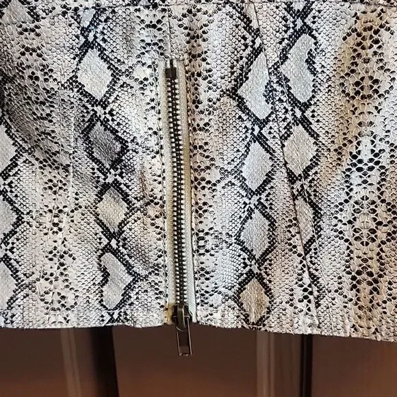 V Cristina- Faux Snake skin blk/ iv short jkt. size L. - Picture 6 of 6